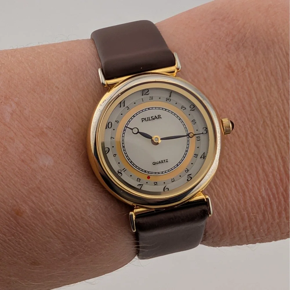 Pulsar V249-0030 Date Pointer Gold Tone White Dial Brown Leather Women's Watch